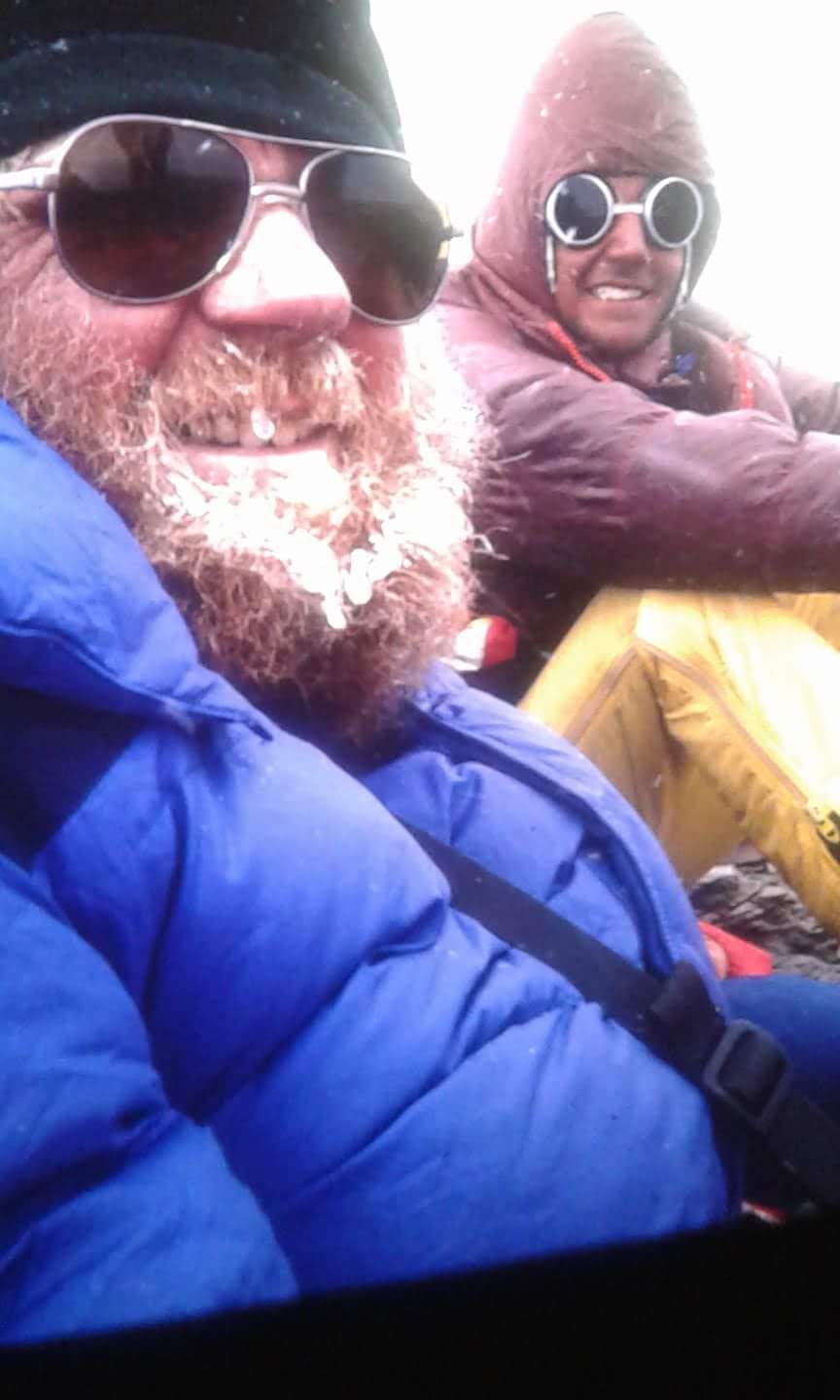 Dos andinistas protegidos del frío extremo en altura
