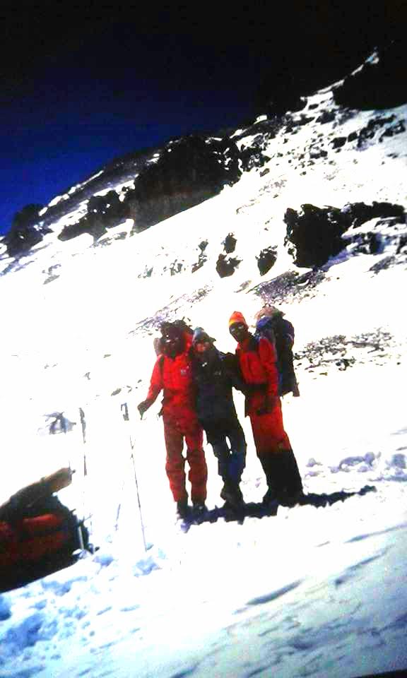 Tres integrantes de una expedición avanzando juntos sobre la nieve