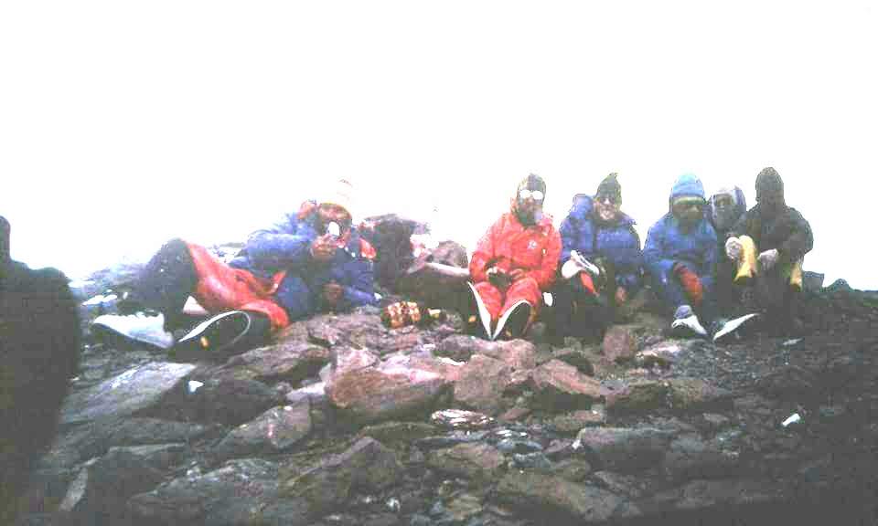 Grupo de expedición descansando en altura; Fernando Mosquera aparece al extremo derecho