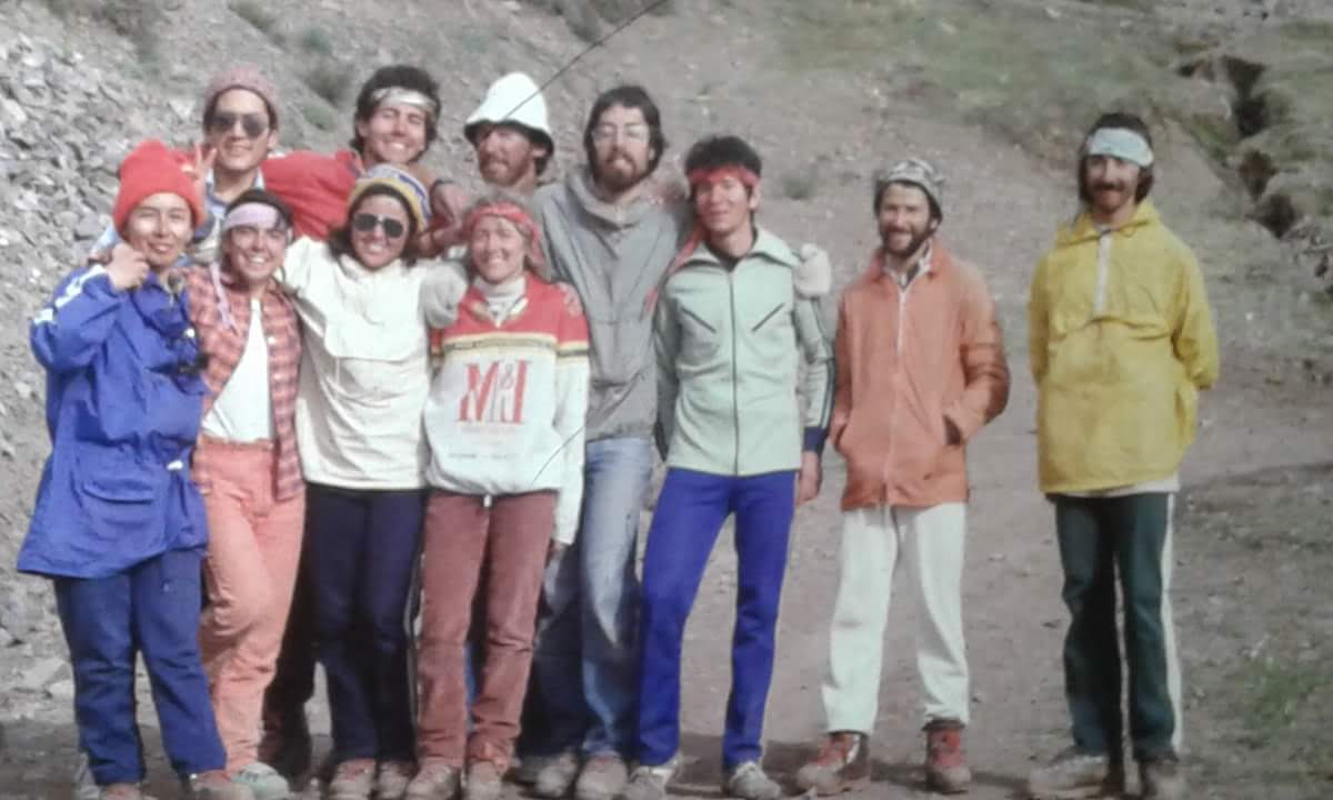 Grupo de andinistas reunido durante una expedición