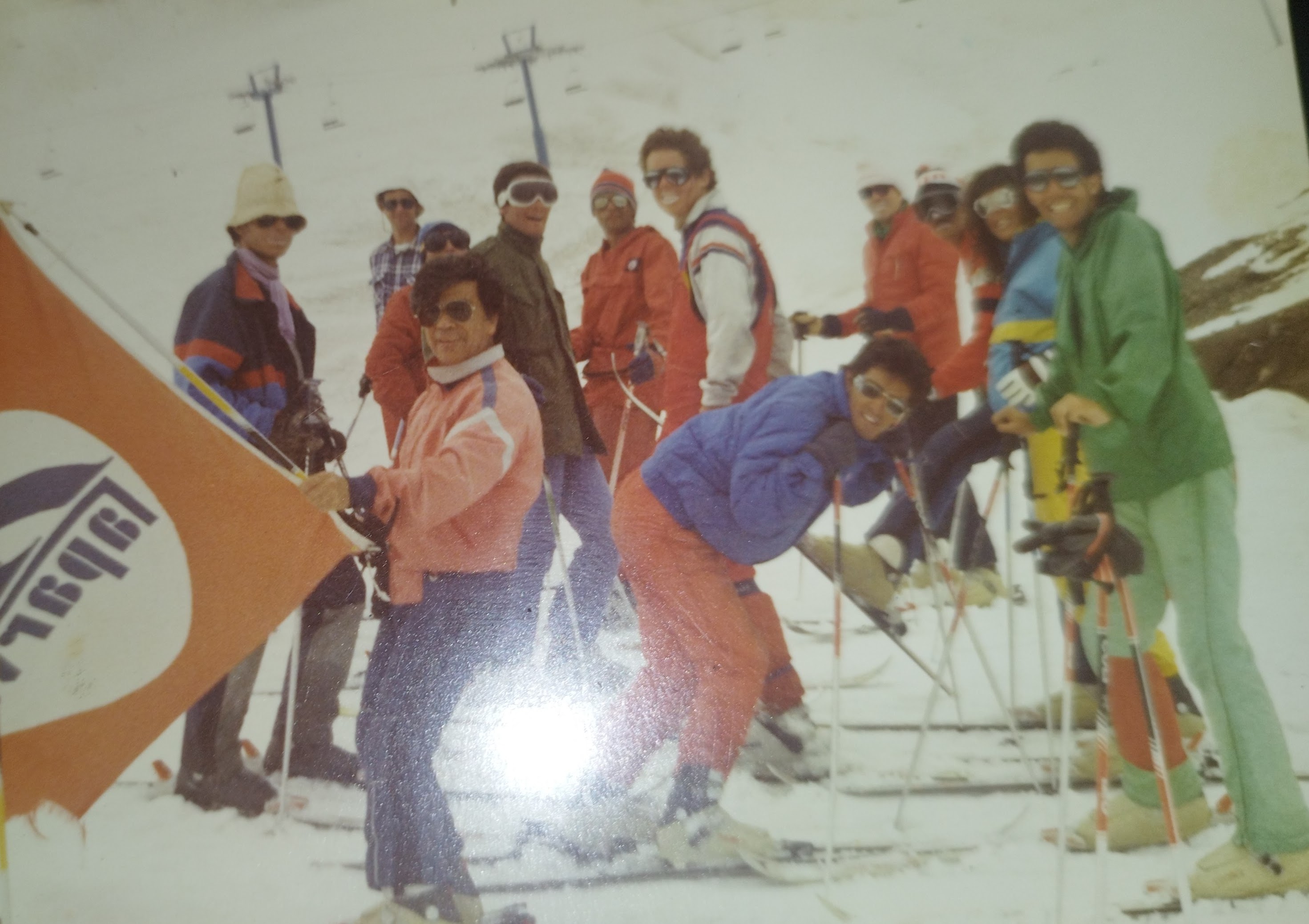Expedición histórica de montaña formada por un grupo de andinistas